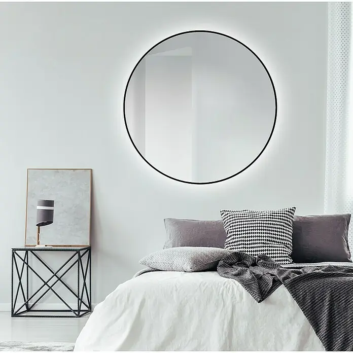 DSK Lichtspiegel Silver Globo - Durchmesser: 120 cm, Schwarz, Leuchtmittel - Elegantes Schlafzimmer mit einem runden, beleuchteten Spiegel über dem Bett und einem stilvollen Nachttisch mit Bild.