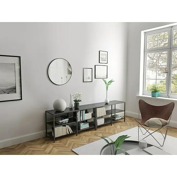 DSK Wandspiegel Black Rondo - 60 x 60 cm, Durchmesser: 60 cm, Schwarz - Ein modernes Wohnzimmer mit einem grauen Bücherregal, das mit Büchern und Dekorationsgegenständen gefüllt ist. Ein runder Spiegel hängt über dem Regal.