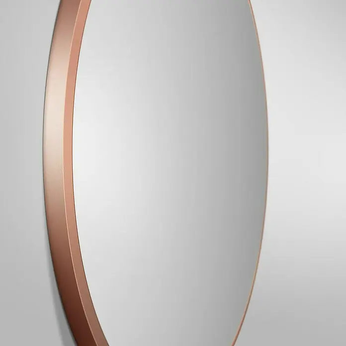 DSK Wandspiegel Copper Excellent - 60 x 60 cm, Durchmesser: 60 cm, Kupfer - Nahaufnahme eines modernen runden Spiegels mit einem schlanken Kupferrahmen, der an einer hellen Wand hängt und ein stilvolles Ambiente schafft.