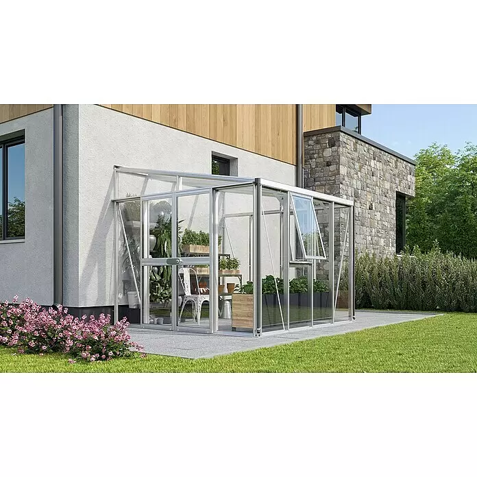 Vitavia Pavillon-Nachrüstsatz Helena 7000 - Passend für: Vitavia Gewächshaus Helena 7000, Aluminium - Ein schlankes, silbergerahmtes Anlehngewächshaus mit transparenten Paneelen, an einem modernen Haus, gefüllt mit Topfpflanzen.