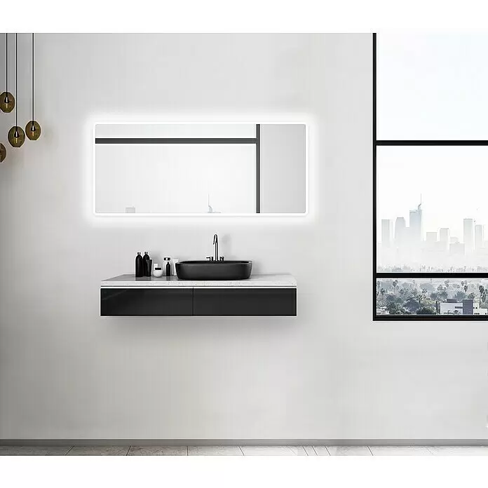 DSK Lichtspiegel Silver Luna - 160 x 70 cm - Modernes Bad mit schwarzem Schwebewaschbecken, weißer Platte, schwarzem Aufsatzwaschbecken und rechteckigem LED-Spiegel, vor Stadtkulisse.