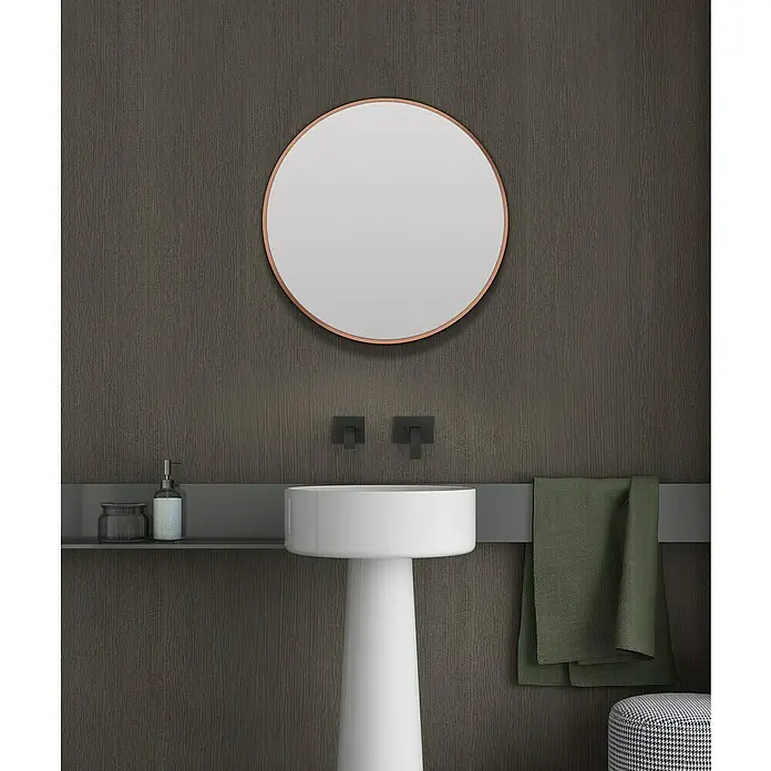 DSK Wandspiegel Copper Excellent - 60 x 60 cm, Durchmesser: 60 cm, Kupfer - Minimalistisches Badezimmerdesign mit rundem Spiegel, Aufsatzwaschbecken und grauer Wand.