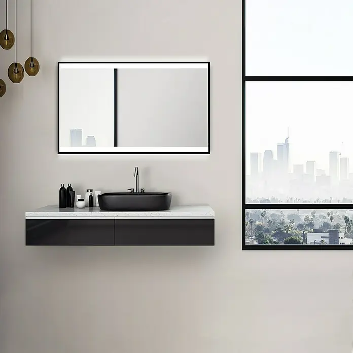 DSK Lichtspiegel Black Star - 120 x 70 cm - Elegantes Badezimmer-Interieur mit einem modernen Waschtisch mit schwarzem Becken und einem beleuchteten Spiegel.