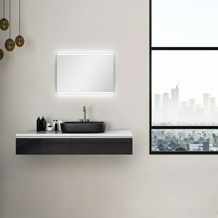DSK Lichtspiegel Chrystal Grenier - 50 x 70 cm, Leuchtmittel - Elegantes Badezimmer-Interieur mit einem modernen schwarzen Waschtisch, einem beleuchteten Spiegel und einem Fenster mit Stadtblick.