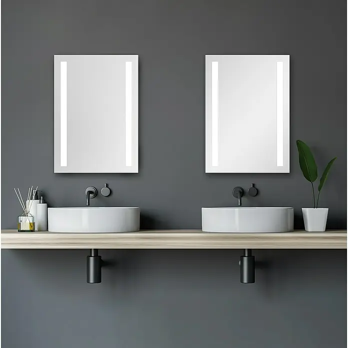 DSK Lichtspiegel Silver Dream - 50 x 70 cm - Modernes Badezimmer mit zwei Aufsatzwaschbecken und beleuchteten Spiegeln, die eine stilvolle und funktionale Atmosphäre schaffen.