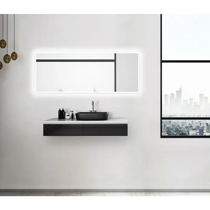 DSK Lichtspiegel Silver Luna - 180 x 70 cm - Elegantes Badezimmer-Interieur mit modernem Waschbeckenunterschrank, einem stilvollen Spiegel und einem beeindruckenden Ausblick auf die Stadt.