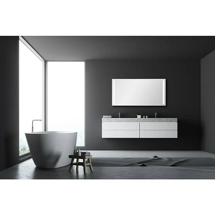 DSK Lichtspiegel Silver Dream140 x 70 cm - Elegantes Badezimmer mit freistehender Badewanne, Waschtisch mit Doppelwaschbecken und beleuchtetem Spiegel, das ein luxuriöses Ambiente schafft.