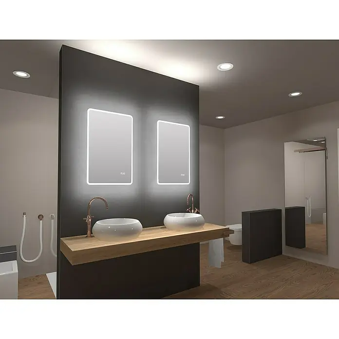 DSK Lichtspiegel Silver Sintra - 45 x 70 cm - Moderne Badezimmergestaltung mit zwei Waschbecken auf einer Holzablage und beleuchteten Spiegeln, die ein elegantes Ambiente schaffen.