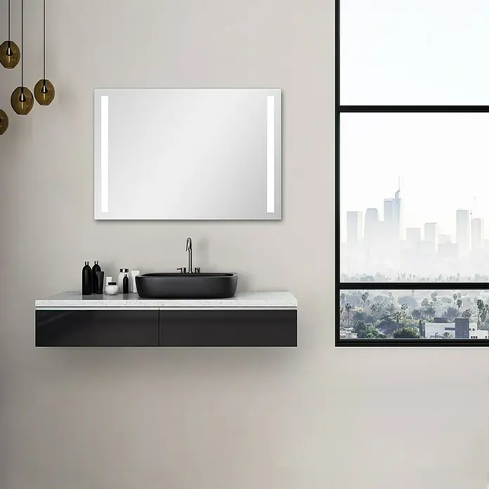DSK Lichtspiegel Silver Dream - 100 x 70 cm - Modernes Badezimmer mit beleuchtetem Spiegel, schwarzem Waschtisch und Blick auf die Stadt. Stilvolles Design für Ihr Zuhause.
