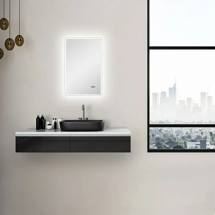 DSK Lichtspiegel Silver Sintra - 45 x 70 cm - Modernes Badezimmer mit beleuchtetem Spiegel und schwarzem Waschbecken auf einer eleganten Ablage.
