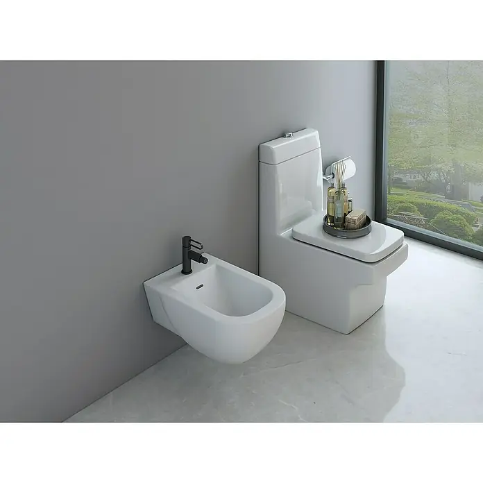IO Dior Grifo monomando de bidé - Negro - Un primer plano de un inodoro y un bidé modernos en un baño con paredes grises y suelos de mármol.