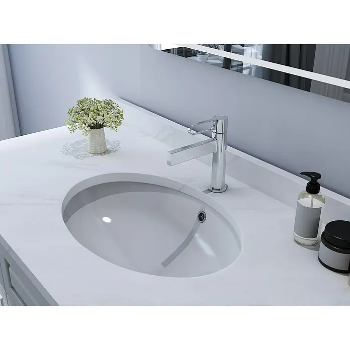 IO Dior Grifo de lavabo - Cromo - Primer plano de un tocador moderno con un lavabo elegante, grifo y accesorios elegantes, creando un ambiente de baño lujoso.
