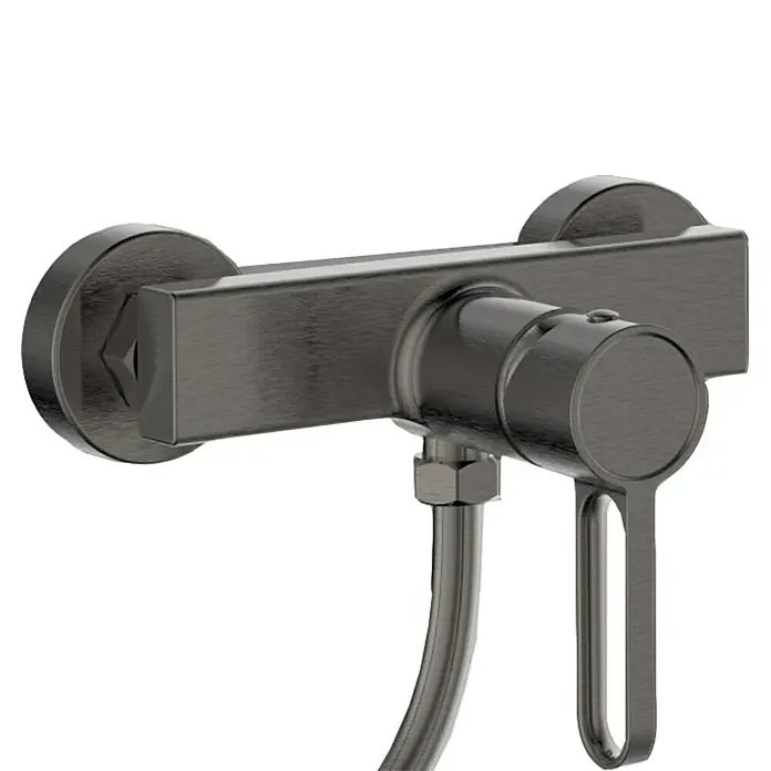 IO Dior Grifo monomando de ducha - Titanio - Primer plano de un moderno grifo de ducha negro con un mango de palanca y una elegante conexión de manguera curva.