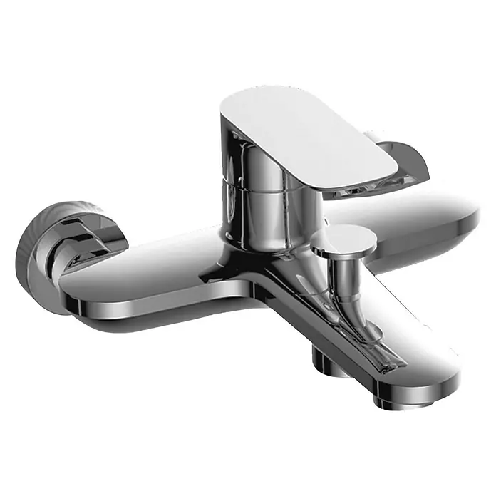 IO Cassio Grifo monomando de bañera - Cromo, Brillante - Primer plano de un grifo cromado elegante y moderno sobre un fondo negro.