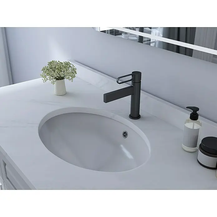 IO Dior Grifo de lavabo - Negro - Un tocador moderno con un elegante grifo negro, un lavabo ovalado y accesorios de baño con estilo.