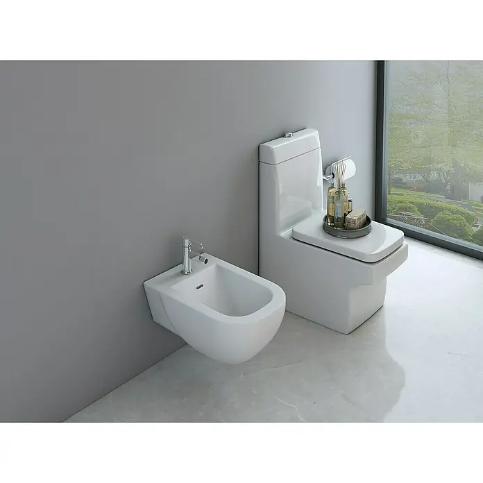IO Dior Grifo monomando de bidé - Cromo - La imagen muestra un inodoro y un bidé modernos en un baño elegante. Los colores suaves crean un ambiente relajante.