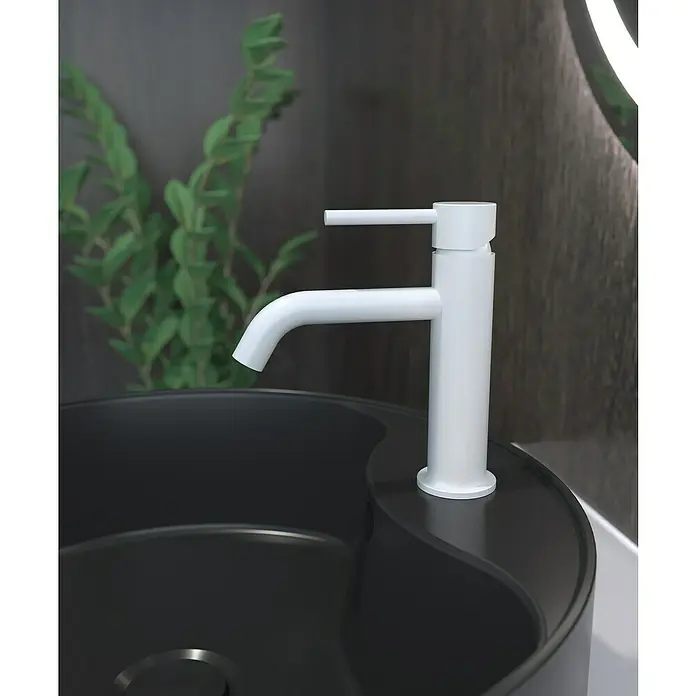 IO Sirio Grifo de lavabo - Blanco, Mate - Primer plano de un elegante grifo blanco sobre un moderno lavabo negro, que muestra un elegante diseño de baño.