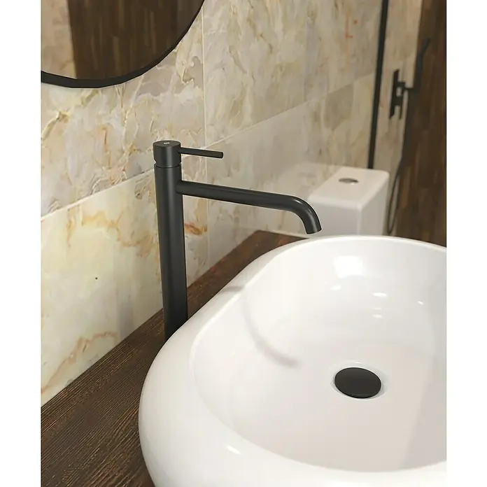 IO Sirio Grifo de lavabo - Negro, Mate - Primer plano de un baño moderno con un elegante grifo negro y un lavabo blanco elegante.