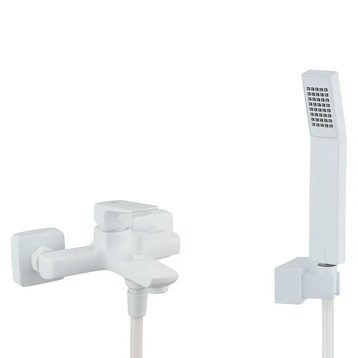 IO Marriot Grifo monomando de bañera - Blanco, Mate - Mezclador de ducha blanco con ducha de mano para un diseño de baño moderno. El accesorio garantiza confort y un ambiente elegante en el baño.