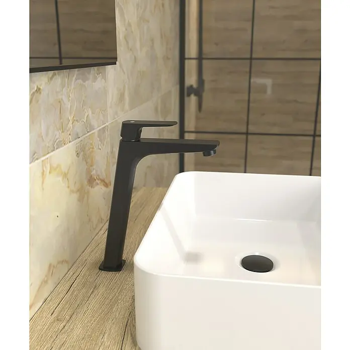 IO Marriot Grifo de lavabo alto - Negro - Primer plano de un baño moderno con grifo negro y lavabo sobre encimera blanco sobre encimera de madera.