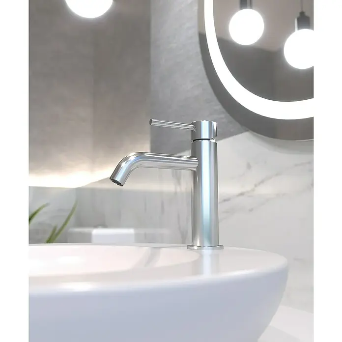 IO Sirio Grifo de lavabo - Cromo - Primer plano de un moderno grifo cromado sobre un lavabo blanco, elegante diseño de baño con iluminación.