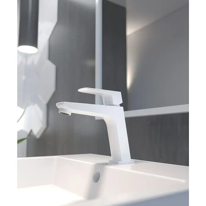 IO Marriot Grifo de lavabo - Blanco - Primer plano de un grifo de lavabo blanco y moderno con líneas limpias en un baño elegante. Perfecto para un diseño de baño contemporáneo.