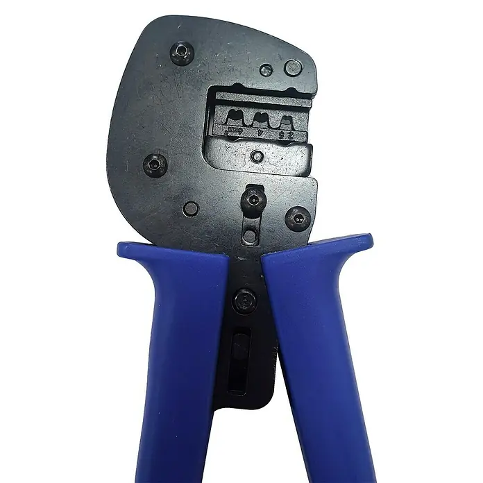 Crimpadora Koban - Azul, MC4 - Una herramienta de crimpado con mangos azules diseñada para conexiones de cables seguras y fáciles. Una herramienta precisa para conexiones perfectas.