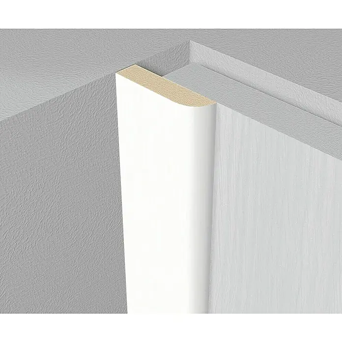 LOGOCLIC Abdeckleiste Eiche Diamant - 260 cm x 25 mm x 6 mm - Nahaufnahme einer weißen Türzarge, die eine saubere und moderne Ästhetik mit ihrem abgerundeten Profil und der glatten Oberfläche zeigt.