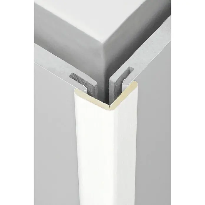 LOGOCLIC Faltleiste Diamant Eiche - 260 cm x 22 mm x 22 mm - Nahaufnahme einer weißen Eckschutzleiste, die an einer grauen Wand angebracht ist und die Kante schützt. Ideal für Kinderzimmer und stark frequentierte Bereiche.
