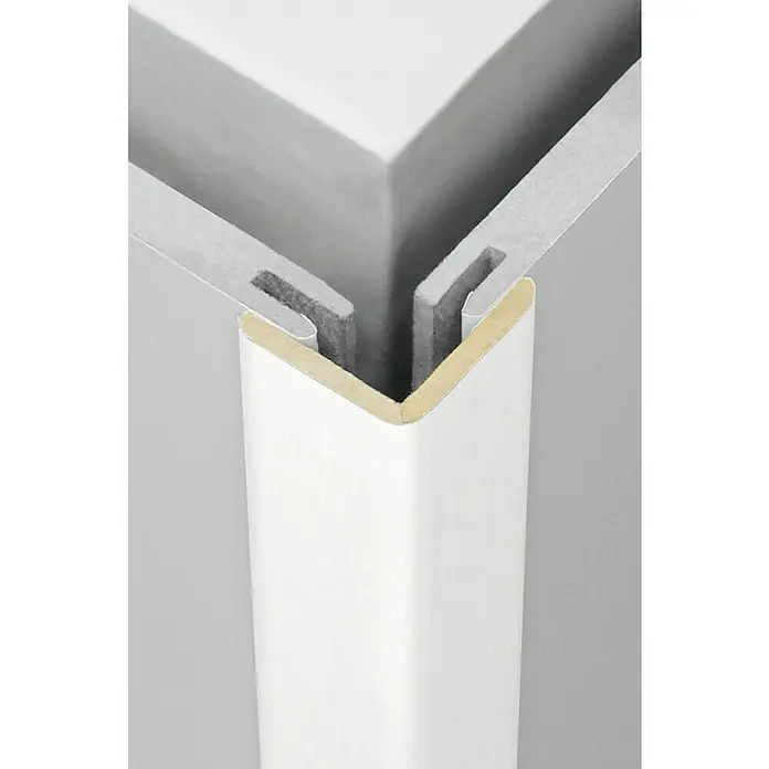 LOGOCLIC Winkelleiste Eiche Diamant - 2,6 x 28 x 28 mm, MDF - Nahaufnahme einer Ecke mit einer weißen Eckschutzleiste, die auf einer grauen Oberfläche montiert ist. Ideal zum Schutz vor Beschädigungen.
