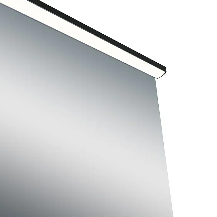 DSK Lichtspiegel Black Shelf - 80 x 60 cm, Schwarz, Leuchtmittel - Nahaufnahme eines modernen Spiegels mit integrierter Beleuchtung, ideal für Badezimmer oder Ankleidezimmer. Das Licht sorgt für eine angenehme Atmosphäre.