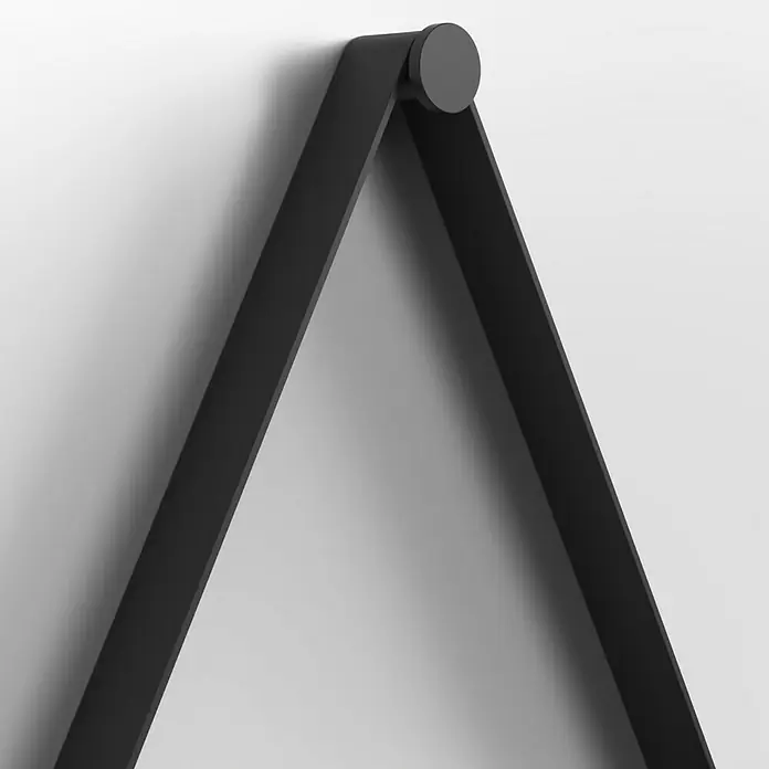 DSK Wandspiegel Silver Coiffeur - Durchmesser: 50 cm, Schwarz - Detailaufnahme eines modernen, schwarzen Wandspiegels mit minimalistischem Design und runder Aufhängung vor einem hellen Hintergrund.