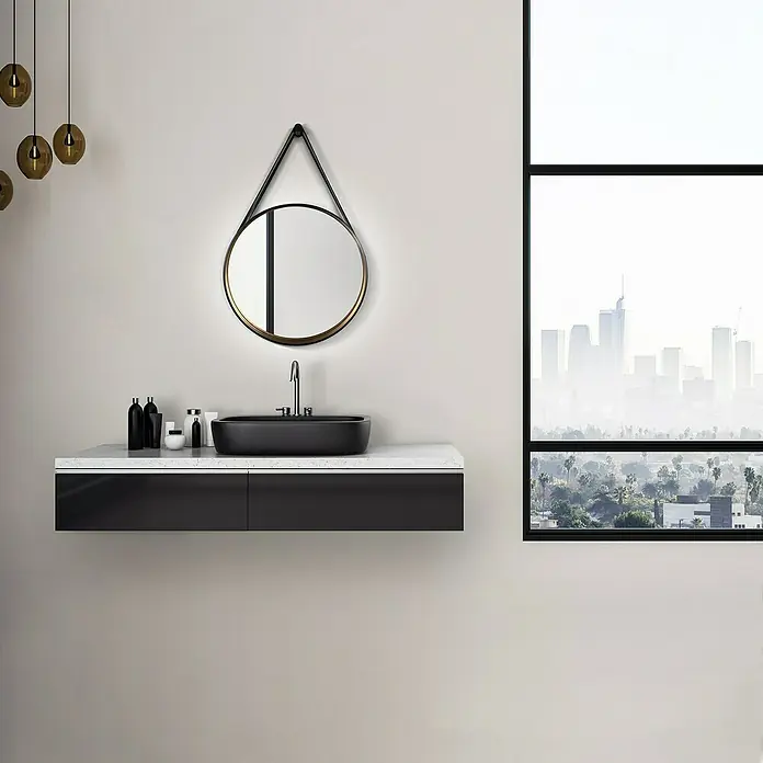 DSK Wandspiegel Golden Style - Durchmesser: 55 cm, Schwarz - Badezimmer-Interieur mit modernem schwarzen Waschtisch, rundem Spiegel und großem Fenster mit Stadtblick. Elegantes Design für ein stilvolles Bad.