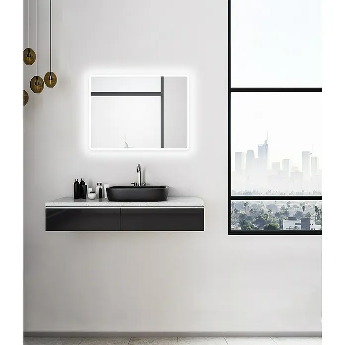 DSK Lichtspiegel Silver Luna - 80 x 60 cm - Modernes Badezimmer mit einem schwarzen Waschtisch mit Marmorplatte, einem beleuchteten Spiegel und einem Blick auf die Stadt.