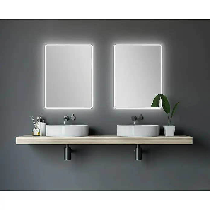 DSK Lichtspiegel Silver Luna - 80 x 60 cm - Modernes Badezimmer mit Doppelwaschbecken auf Holzablage und beleuchteten Spiegeln vor grauer Wand für stilvolles Ambiente.