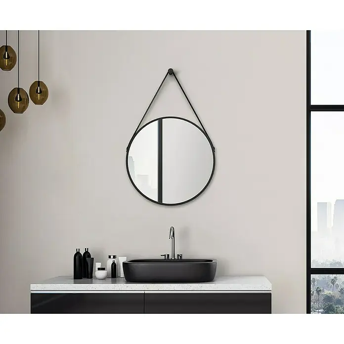 DSK Wandspiegel Silver Coiffeur - Durchmesser: 50 cm, Schwarz - Badezimmer-Interieur mit rundem Spiegel, schwarzem Waschbecken und moderner Armatur.
