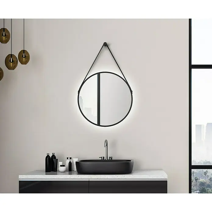 DSK Lichtspiegel Silver Barbier - Durchmesser: 50 cm, Schwarz, Leuchtmittel - Ein moderner, runder Spiegel mit LED-Beleuchtung hängt über einem schwarzen Waschbecken auf einer weißen Arbeitsplatte.
