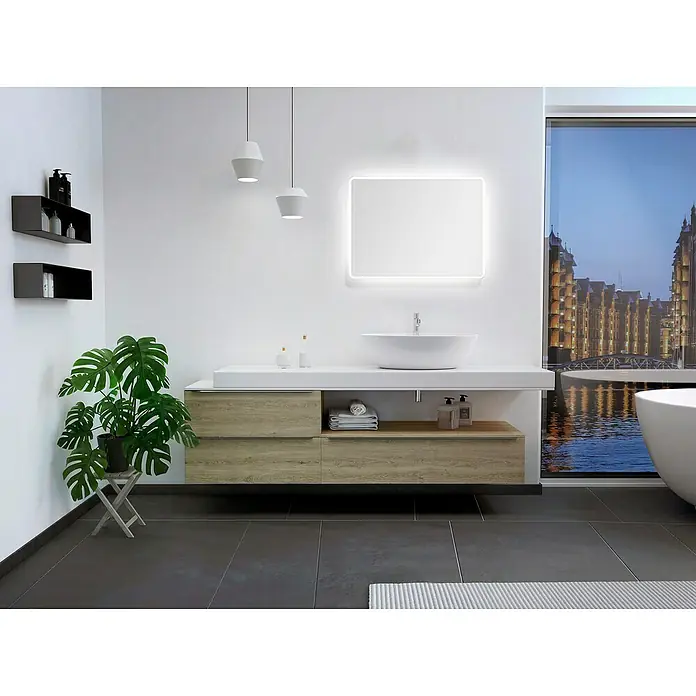 DSK Lichtspiegel Silver Luna - 80 x 60 cm - Modernes Badezimmer-Interieur mit Waschtischunterschrank in Holzoptik, Aufsatzwaschbecken und beleuchtetem Spiegel für stilvolles Ambiente.
