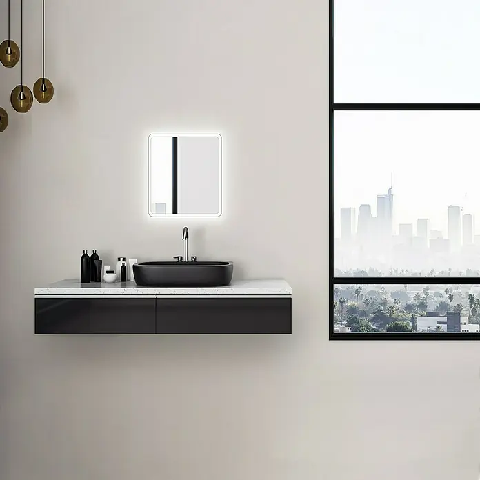 DSK Lichtspiegel Silver Luna - 40 x 45 cm - Elegantes Badezimmer-Interieur mit einem modernen Waschtisch, einem stilvollen Spiegel und Blick auf die Stadt durch ein großes Fenster.