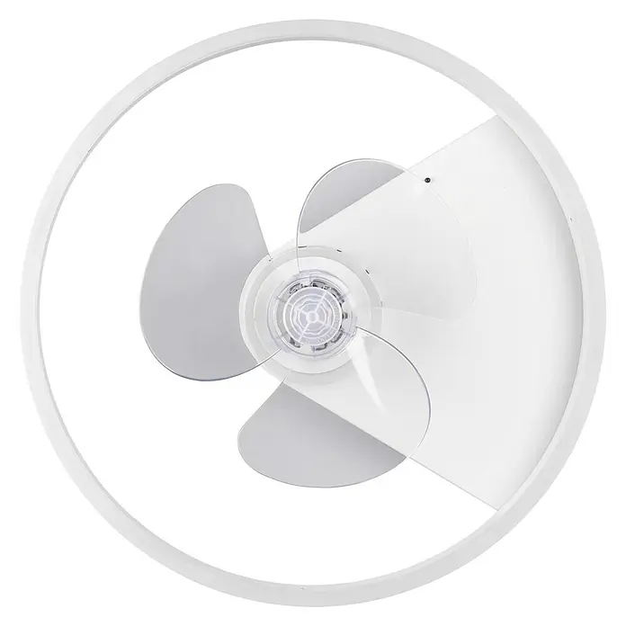 Trio Lighting Ventilador de techo Borgholm - Blanco, 50 cm, 30 W, Blanco cálido - Primer plano de un ventilador de techo blanco con tres aspas y una carcasa redonda sobre un fondo negro.