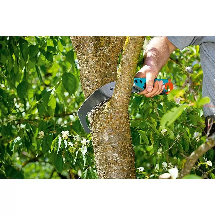 Gardena Combisystem Gartensäge 300 P gebogen - Sägeblattlänge: 34 cm - Anwendungsbeispiel