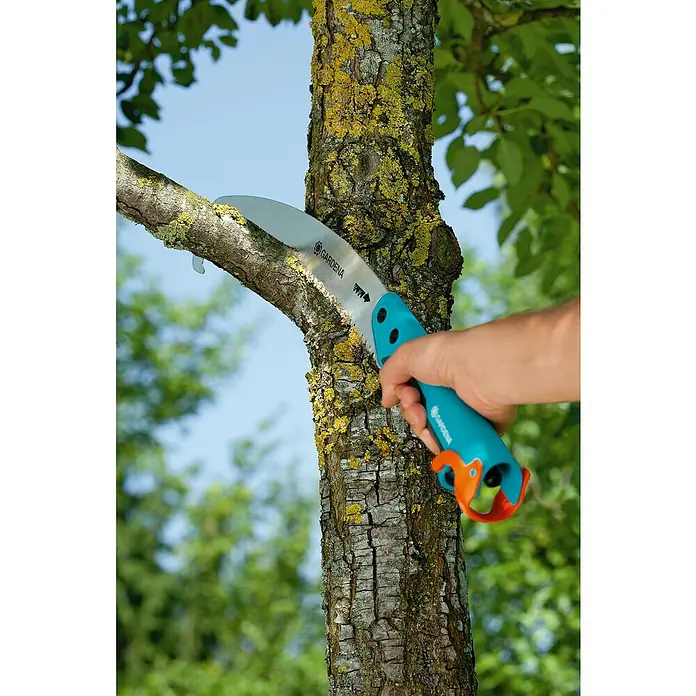 Gardena Combisystem Gartensäge 300 P gebogen - Sägeblattlänge: 34 cm - Astsäge in Aktion: Eine Person schneidet einen Ast mit einer Gardena Astsäge, ideal für Baumpflege und Gartenarbeit.