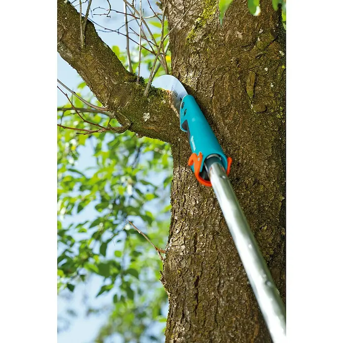 Gardena Combisystem Gartensäge 300 P gebogen - Sägeblattlänge: 34 cm - Eine Astsäge schneidet einen Baumast ab. Das Werkzeug hat einen blauen Griff und eine Metallsäge.