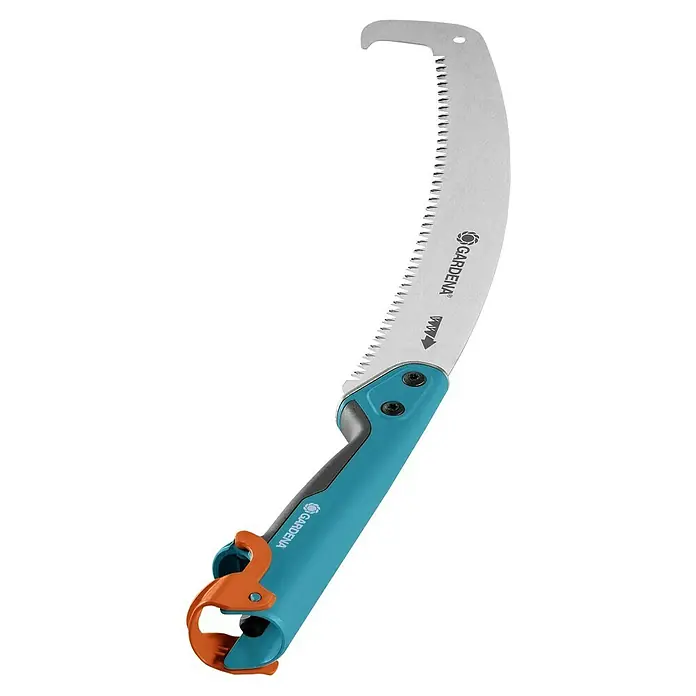 Gardena Combisystem Gartensäge 300 P gebogen - Sägeblattlänge: 34 cm - Nahaufnahme einer Gardena Astsäge mit gebogenem Sägeblatt und blau-grauem Griff vor schwarzem Hintergrund.