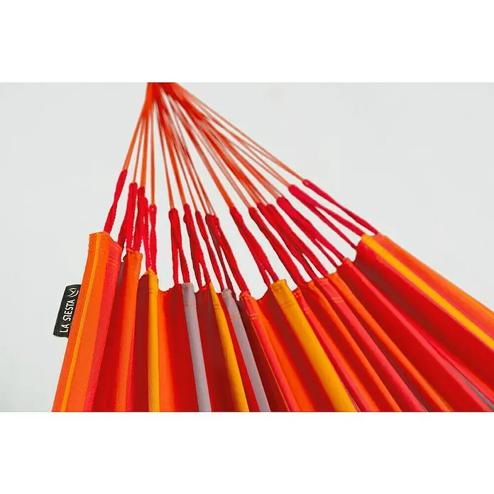 La Siesta Hängematte Brisa - L x B: 300 x 140 cm, Toucan - Nahaufnahme einer La Siesta Hängematte mit farbenfrohen Streifen und roten Seilen, die ein entspannendes Outdoor-Erlebnis verspricht.
