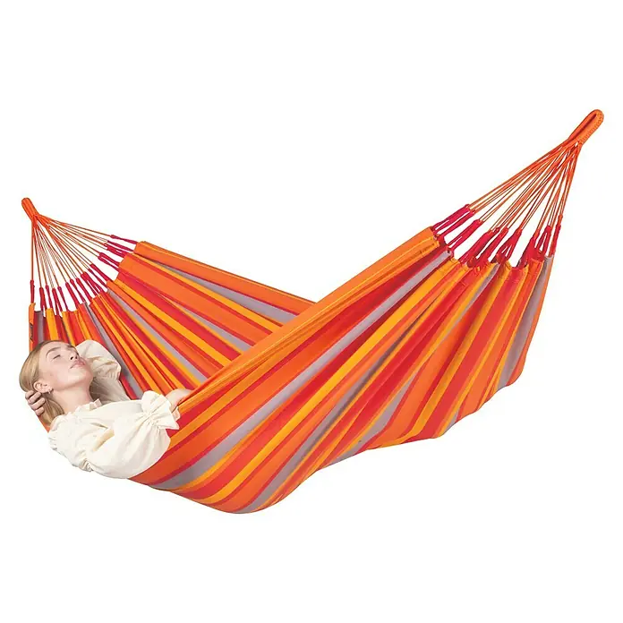 La Siesta Hängematte Brisa - L x B: 300 x 140 cm, Toucan - Frau entspannt in einer orange gestreiften Hängematte mit roten Akzenten, perfekt für erholsame Momente im Freien.