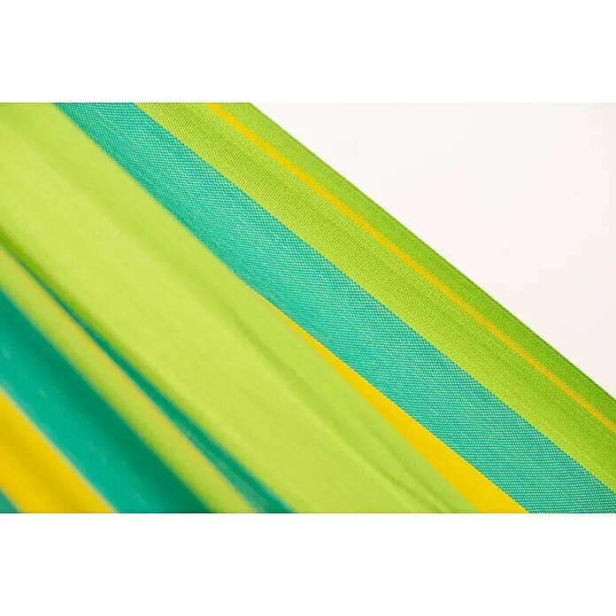 La Siesta Hängematte Brisa - L x B: 300 x 140 cm, Lime - Nahaufnahme eines leuchtend gestreiften Stoffes mit diagonalen Bändern in Grün, Gelb und Türkis, mit gewebter Textur.