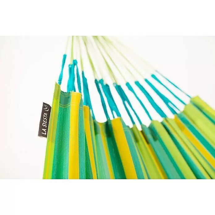 La Siesta Hängematte Brisa Kingsize - L x B: 400 x 180 cm, Lime - Gestreifter Hängemattenstoff in Gelb, Grün und Türkis mit sichtbarem 'LA SIESTA' Markenetikett und Aufhängeseilen.