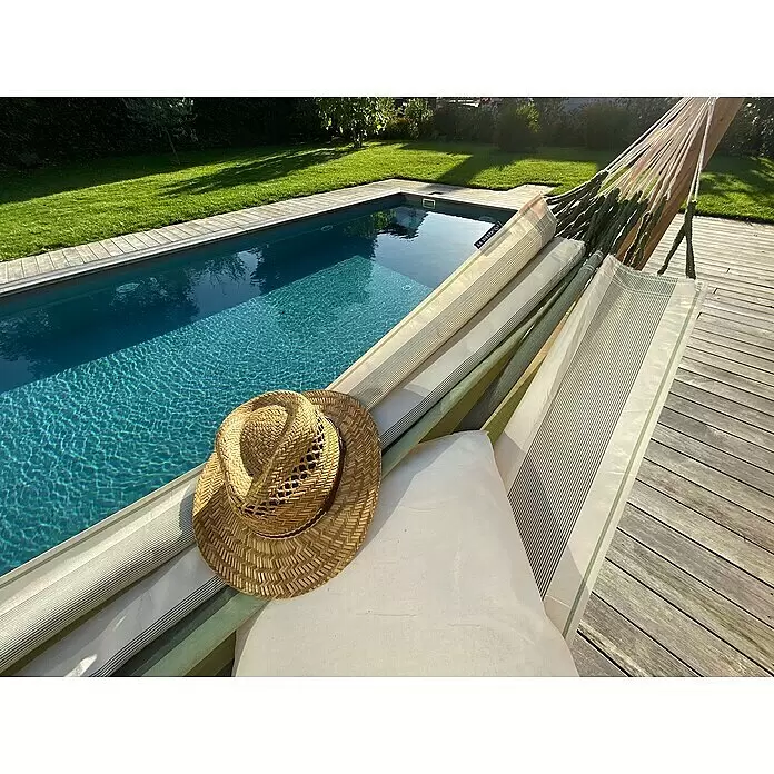 La Siesta Hängematte Brisa Kingsize - L x B: 400 x 180 cm, Cedar - Gestreifte Stoffhängematte mit Strohhut, an einem sonnigen Tag am blauen Pool.