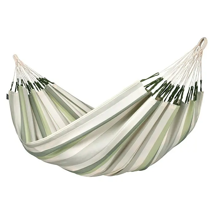 La Siesta Hängematte Brisa - L x B: 350 x 160 cm, Cedar - Eine gestreifte Hängematte in Grün- und Weißtönen, die zum Entspannen im Freien einlädt. Perfekt für Garten oder Terrasse.
